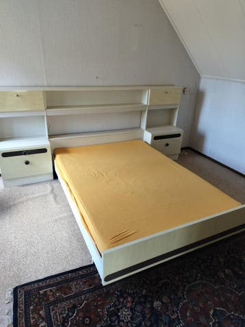 Vintage retro bed en kaptafel.