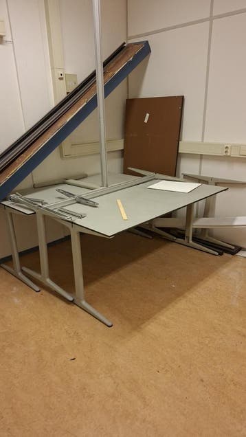3 bureaus, 2e hands, gratis af te halen in Eindhoven