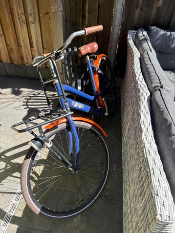 Blauwe transportfiets met oranje spatborden