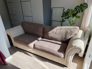 Mooie beige tweepersoons bank