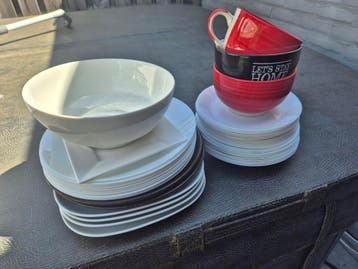 Gratis af te halen: Borden en kommen in Boxtel