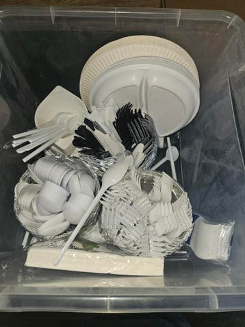 Doos met plastic bestek en borden
