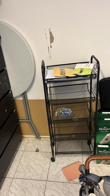 Zwart metalen opbergrek op wielen