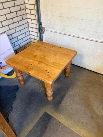 Massief houten bijzettafel met gedraaide poten