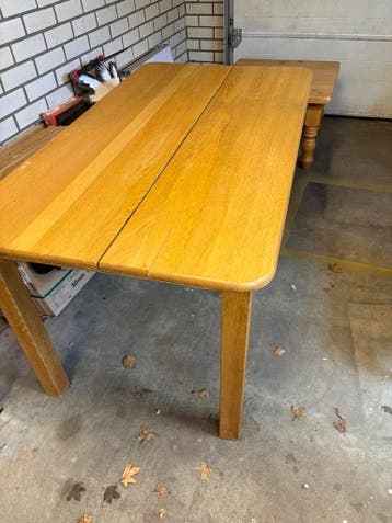 eettafel van eikenhout