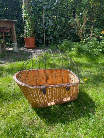 Gratis rotan fietsmand met metalen koepel