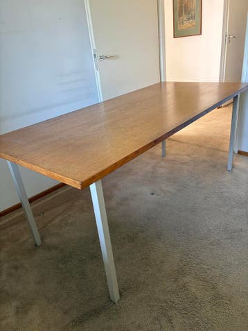 Robuuste houten tafel met metalen poten