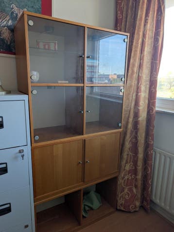 Houten vitrinekast met glazen deuren en opbergruimte