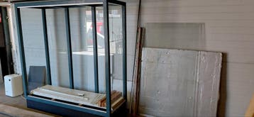 Glazen Vitrinekast met Schuifdeuren