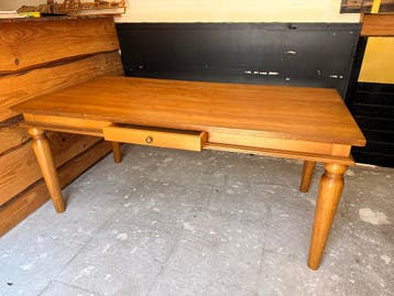 Massief houten tafel met lade