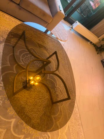 Gratis salontafel met glazen blad en metalen onderstel