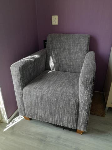 Middengrijze fauteuil en lichtbruine poef/hocker