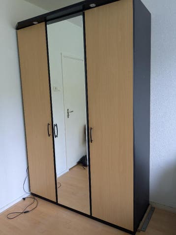Grote Kleidingskast - 2.2 x 1.6 x 0.5 m