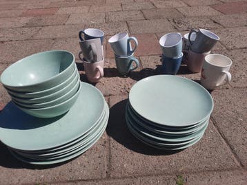 Gratis servies: borden, kommen en mokken