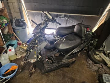 Twee scooters voor onderdelen of sloop