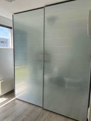 Gratis: Ruime kledingkast met schuifdeuren (200x239x66cm)