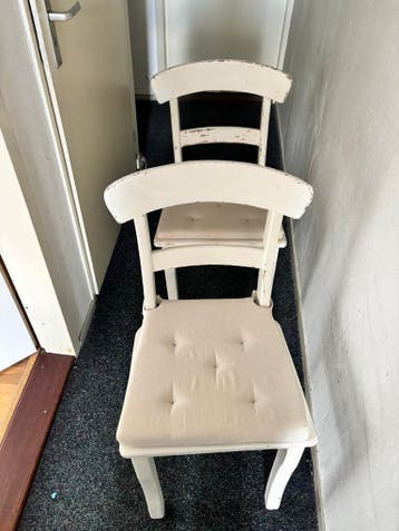 2x Houten stoelen met witte JUSTINA kussens van Ikea