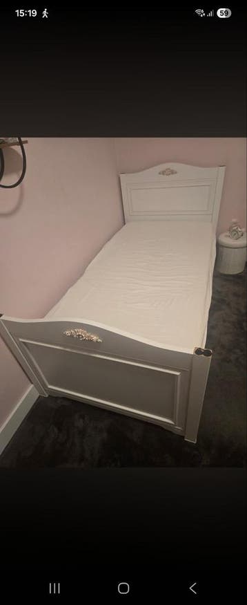 Wit eenpersoonsbed met sierlijke details