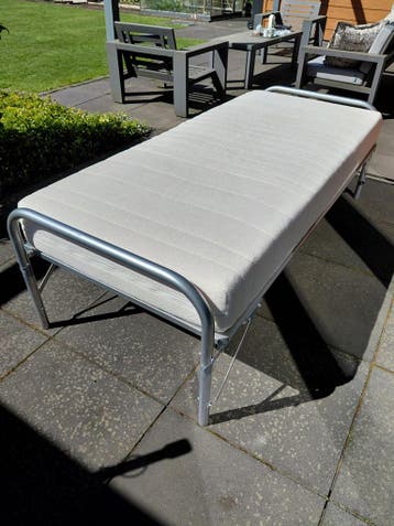 Inklapbaar logeerbed met matras 90x200 cm