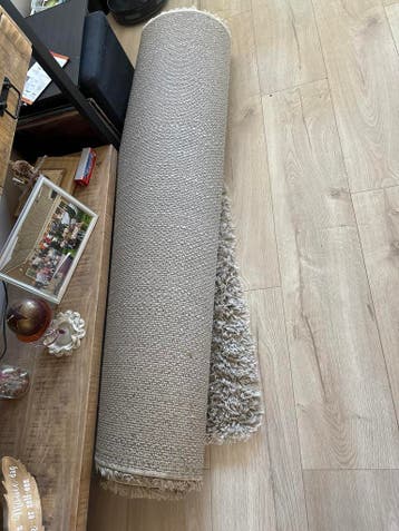 Mooi beige tapijt, gebruikt. 230 bij 160