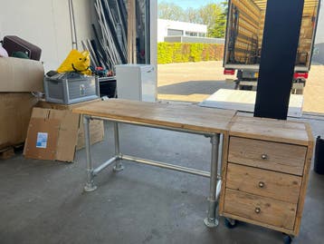Gratis steigerhouten bureau met bijpassend kastje