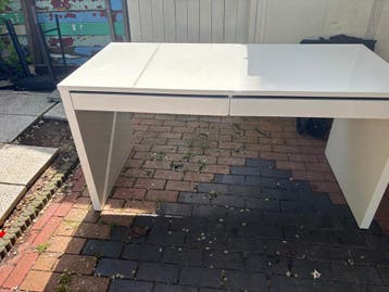 Gratis af te halen: Modern wit bureau met lades