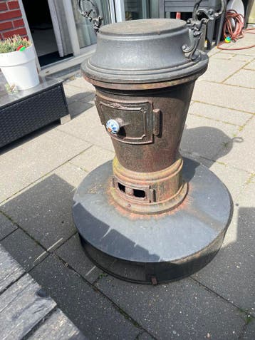 Gratis Antieke gietijzeren potkachel