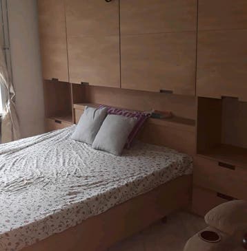 Houten bed met geïntegreerde kasten en opbergruimte