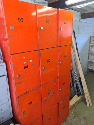 Metalen lockerkast oranje - opknapper, gratis ophalen