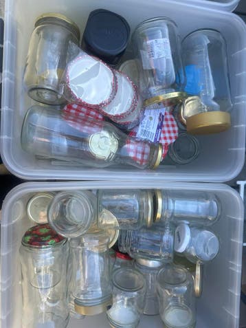 Drie dozen glazen potten voor jam of creatief gebruik