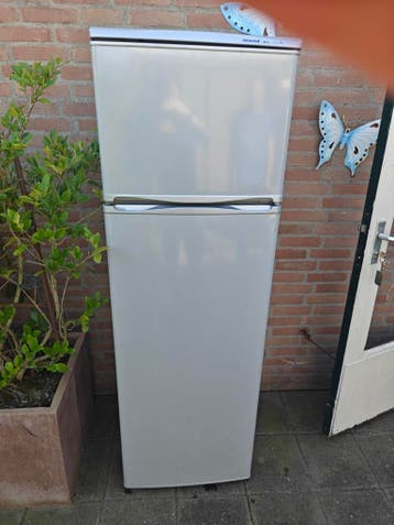 GERESERVEERD Werkende koelkast met vriesvak