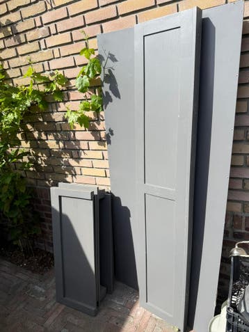 WOOOD boekenkast massief eiken grijs geverfd