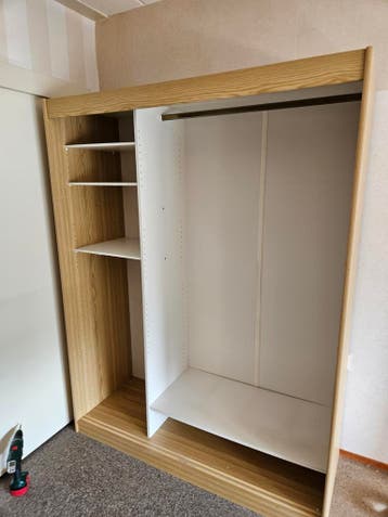 Kledingkast met schuifdeuren en planken - GRATIS