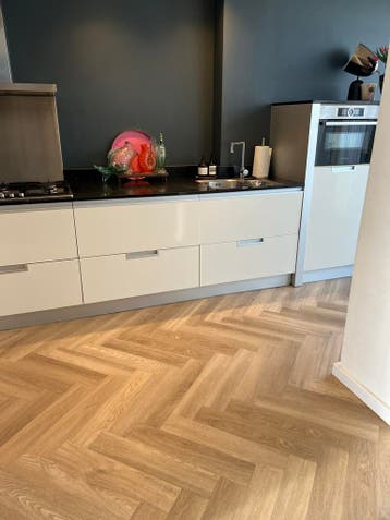Moderne Enkelwandige Keuken met Composiet Blad