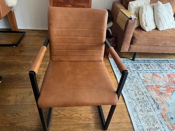 Zes eetkamerstoelen gebruikt en gratis