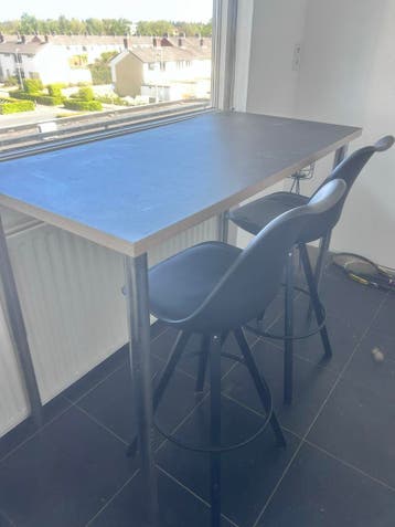 Hoge bartafel met 2 zwarte barkrukken