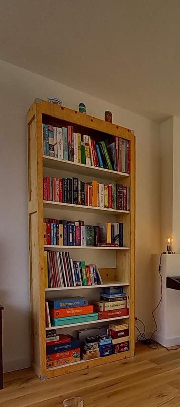 Gratis af te halen: mooie houten boekenkast