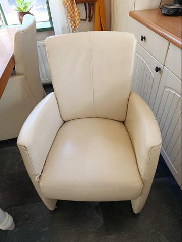 Gratis 4 leren eetkamerstoelen op wieltjes