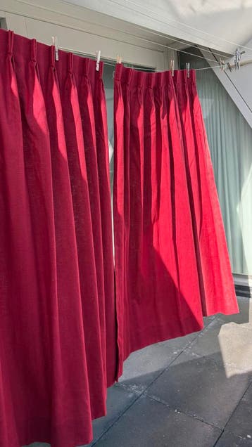 Roodkleurige linnen gordijnen met dubbele plooien