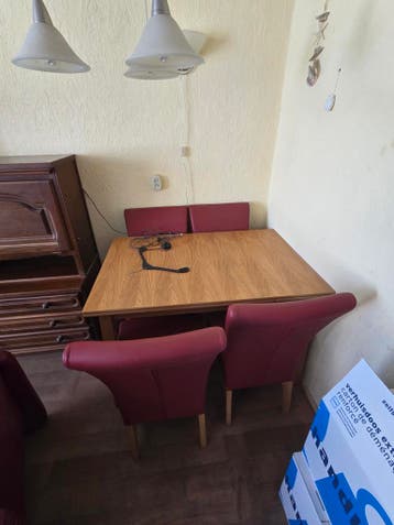 Grats  eettafel met 4 rode stoelen
