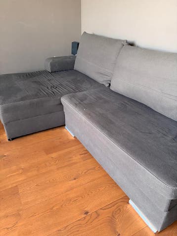 Gratis grijze slaapbank - Functioneel met gebruikssporen