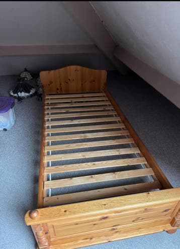 Houten eenpersoonsbed met lattenbodem