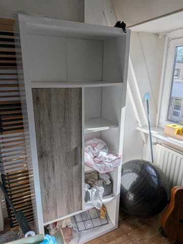 Witte kast met eikenhouten deur en open vakken