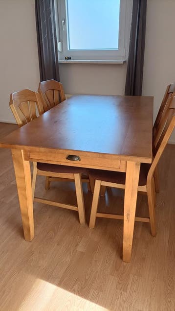 Eetkamertafel met 4 stoelen