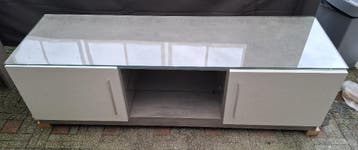 GRATIS Eettafel, salontafel, TV meubel en vitrinekast GRATIS