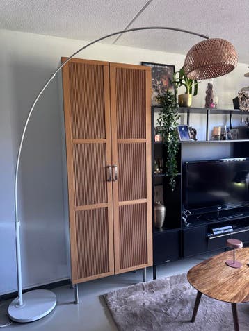 Witte Booglamp met Rotan Kap - Modern Design