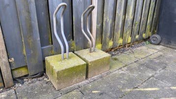 2 fietsbeugel op betonvoet. Gratis!