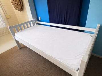 Gratis: wit houten bed met uitschuifbed (logeerbed)