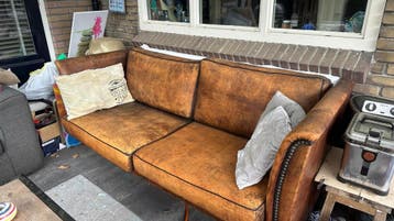 Leren bank in ruil voor krat Hertog Jan