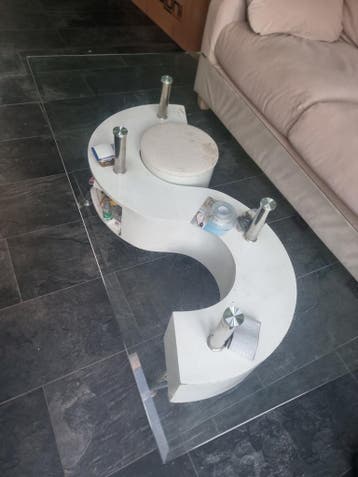 Unieke salontafel met glazen blad en opbergruimte